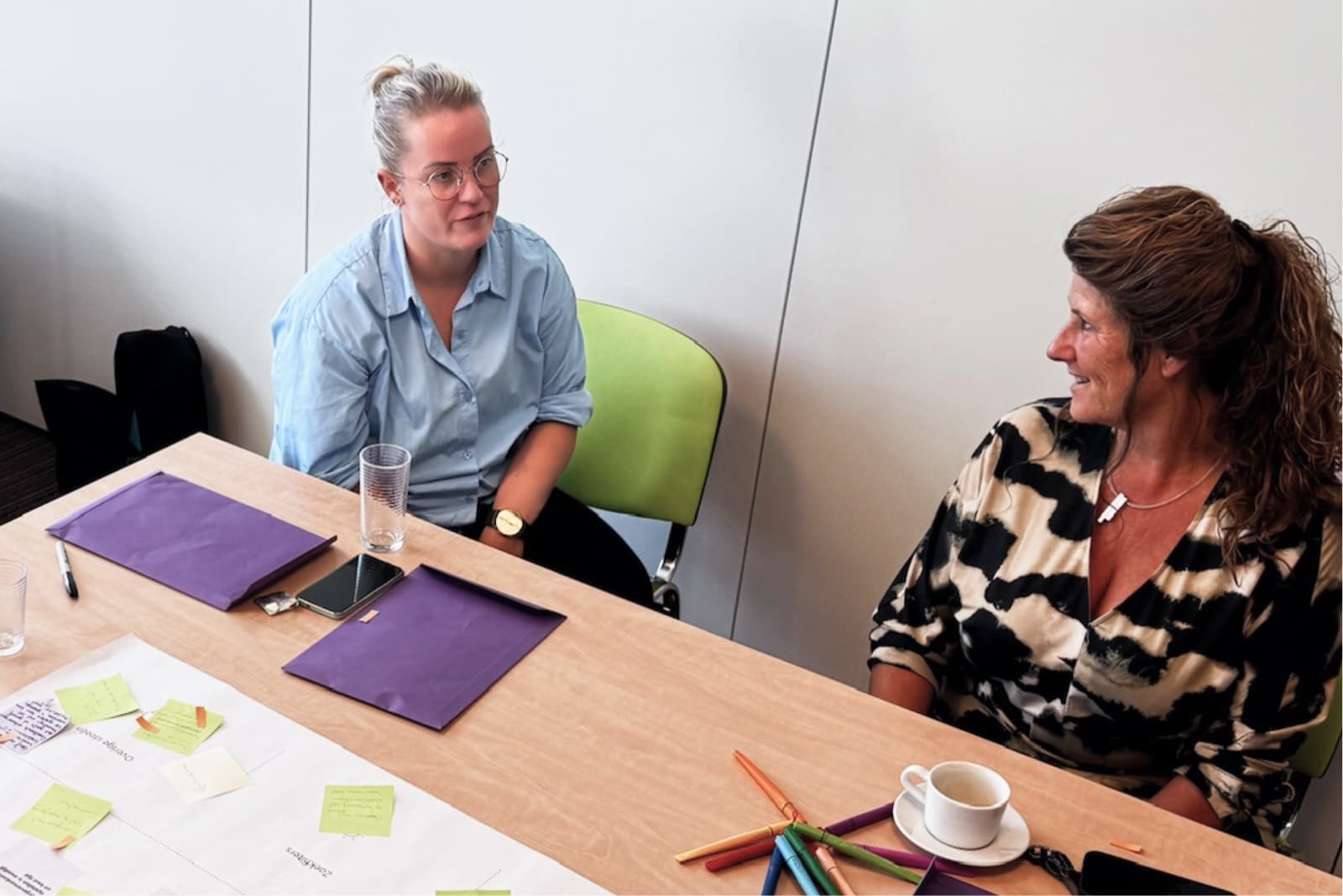 Twee deelnemers in gesprek tijdens een co-creatieworkshop