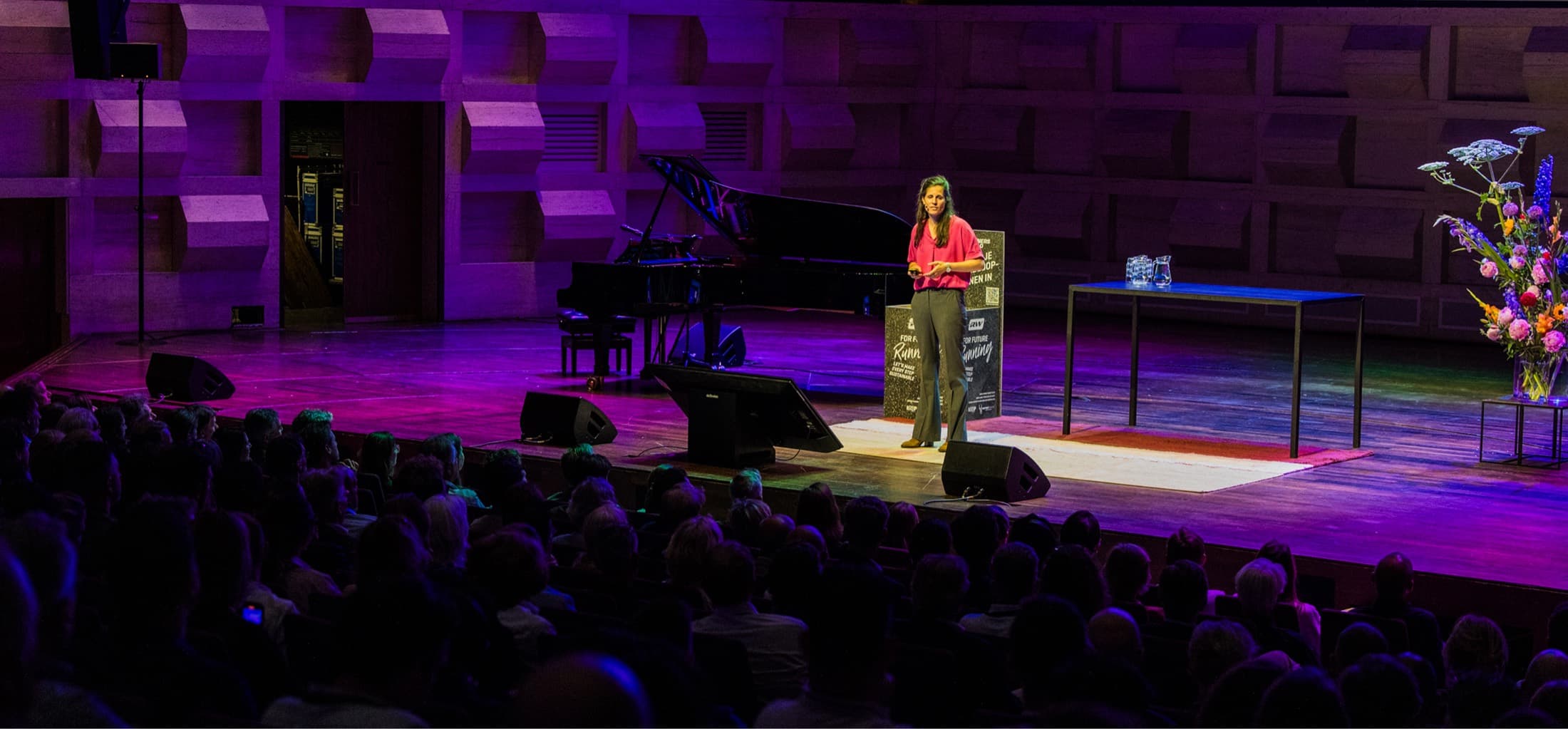 Carepool op het podium voor een volle zaal